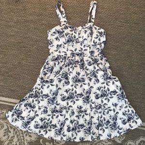 3/$15 White & navy blue romantic rose print dress